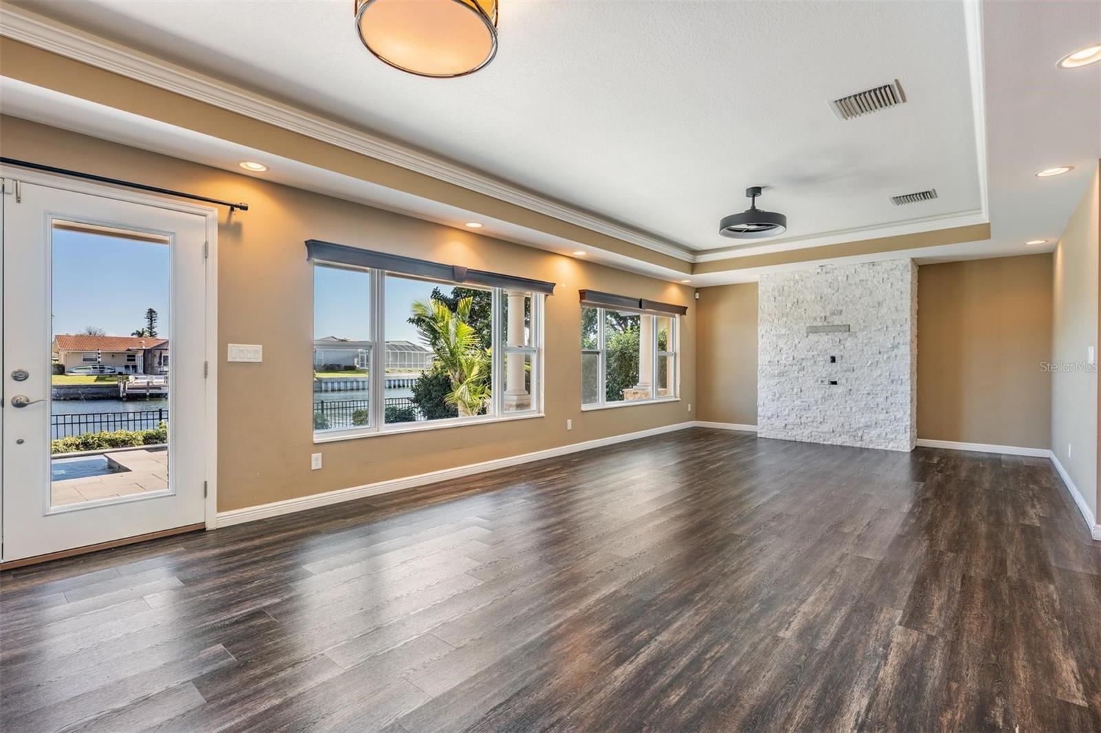 Listing photo id 3 for 1926 Montana Avenue Ne