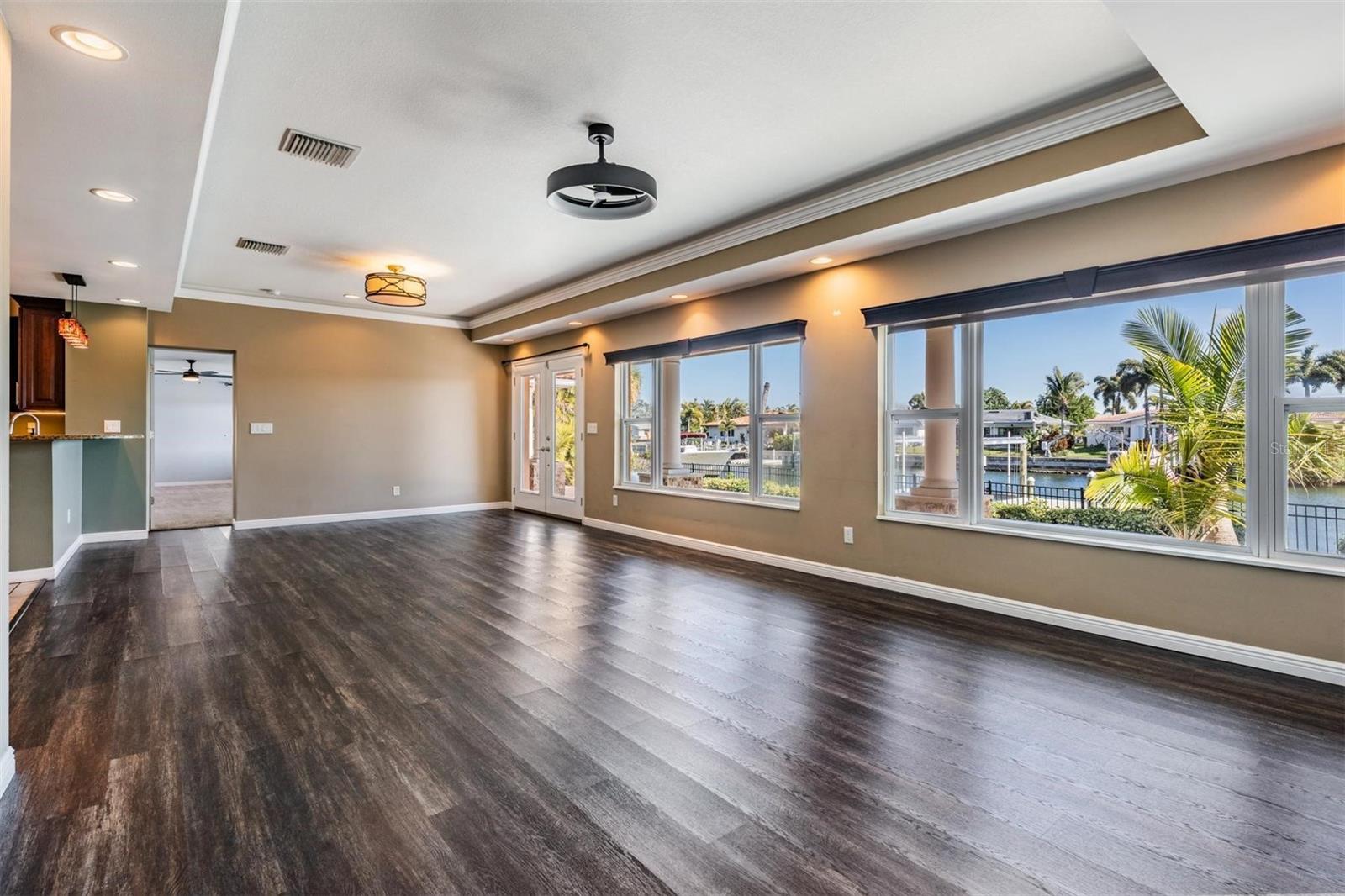 Listing photo id 4 for 1926 Montana Avenue Ne