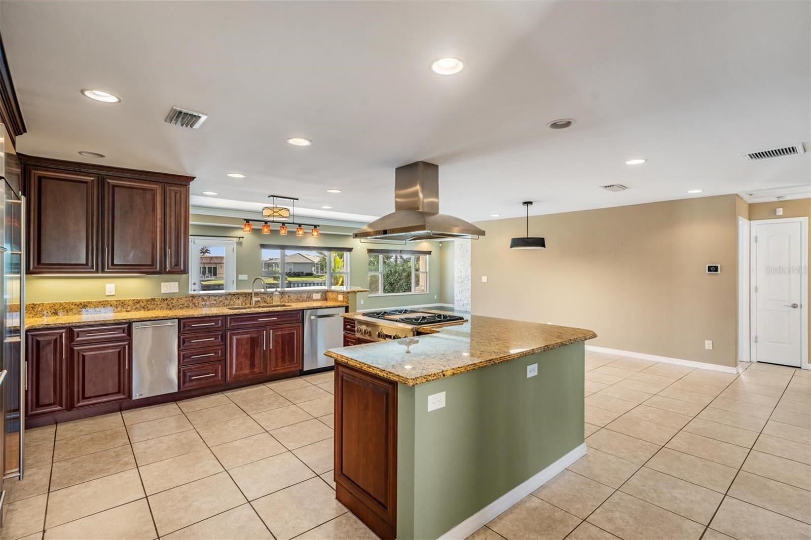 Listing photo id 5 for 1926 Montana Avenue Ne