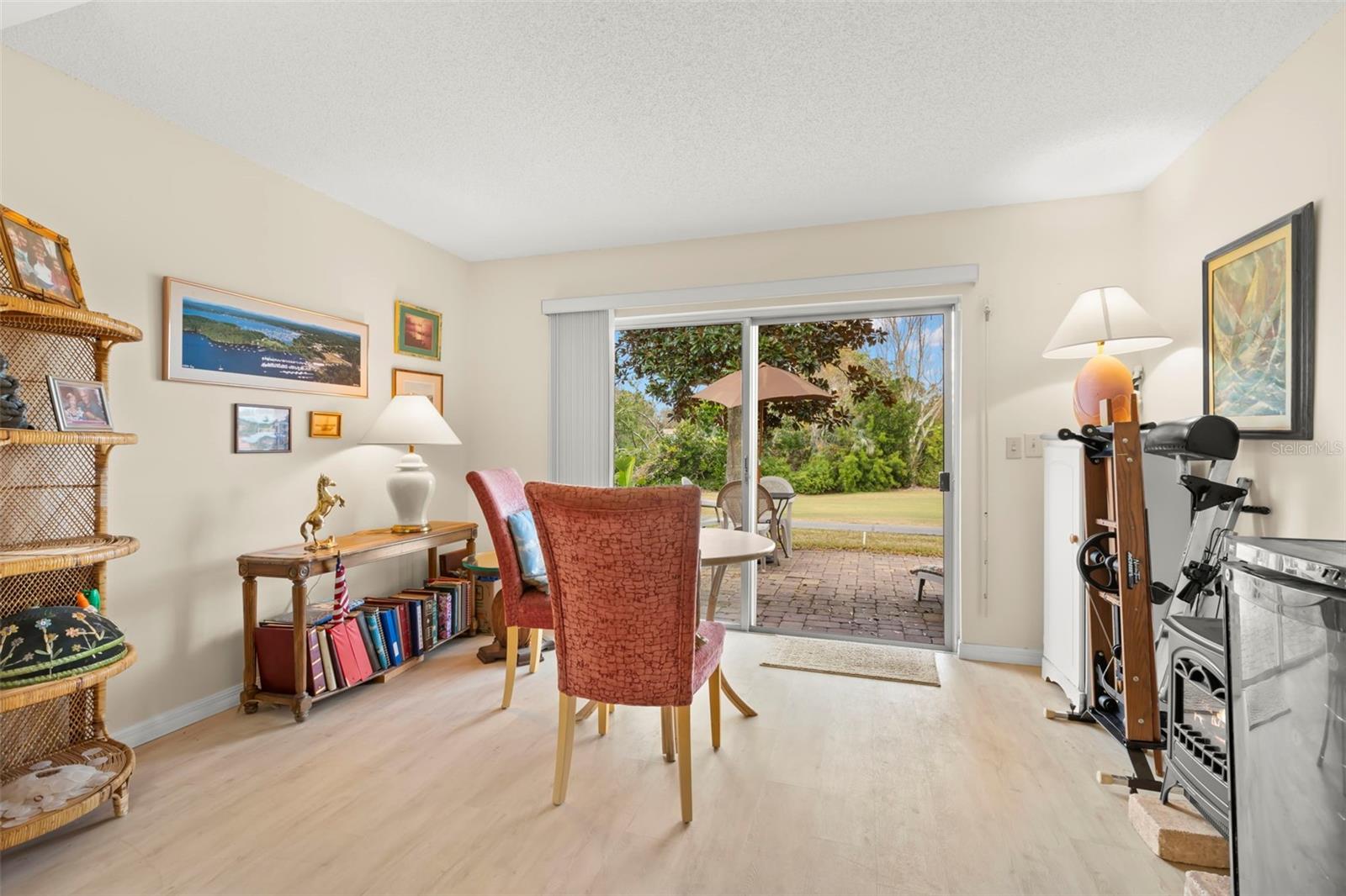 Image 14 of 33 For 1084 Dunrobin Drive D