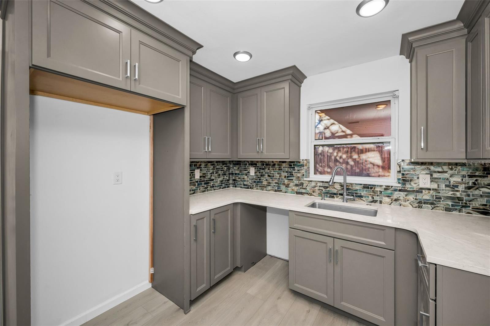 Listing photo id 8 for 406 Orchid Lane