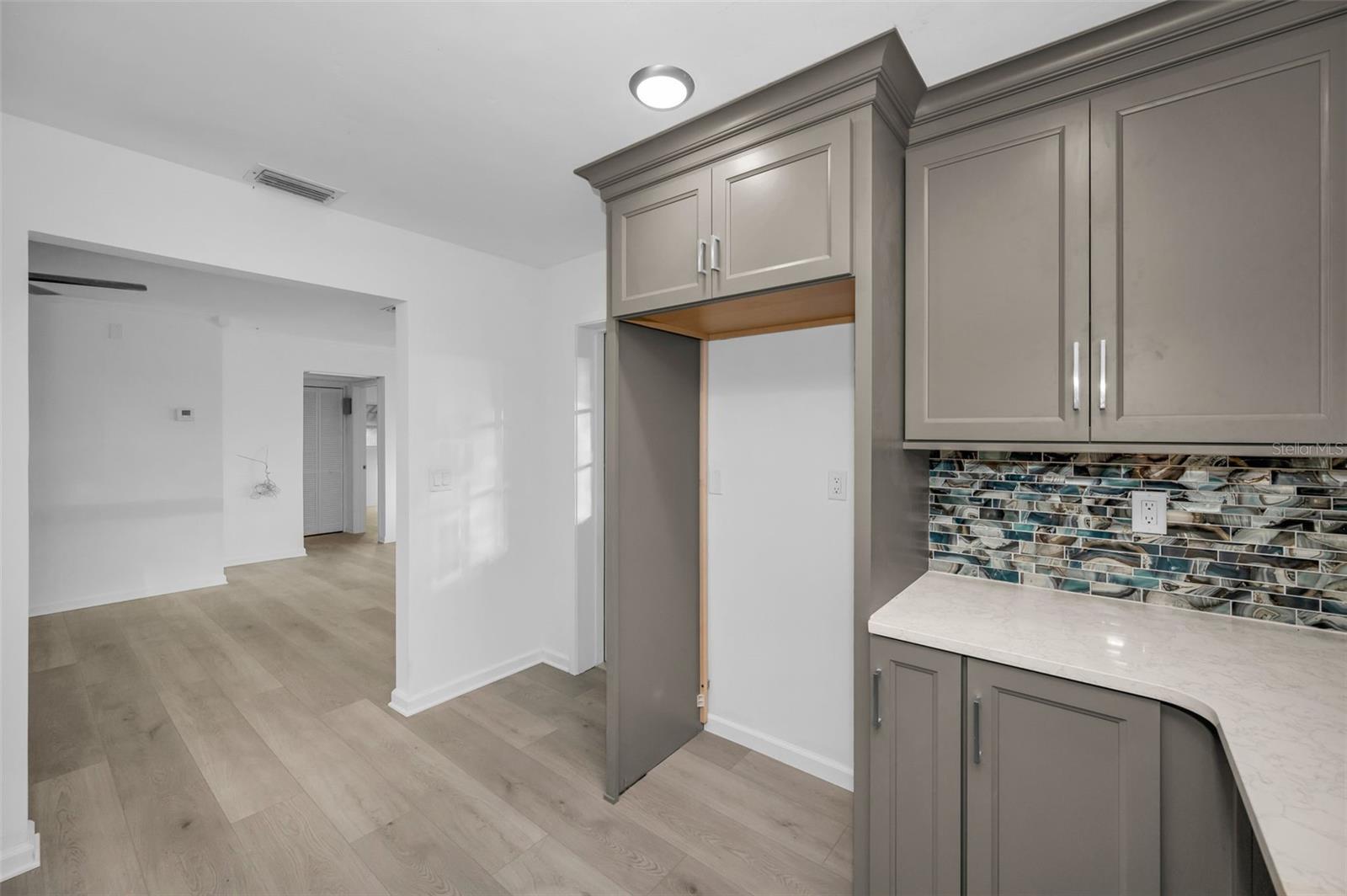 Listing photo id 9 for 406 Orchid Lane