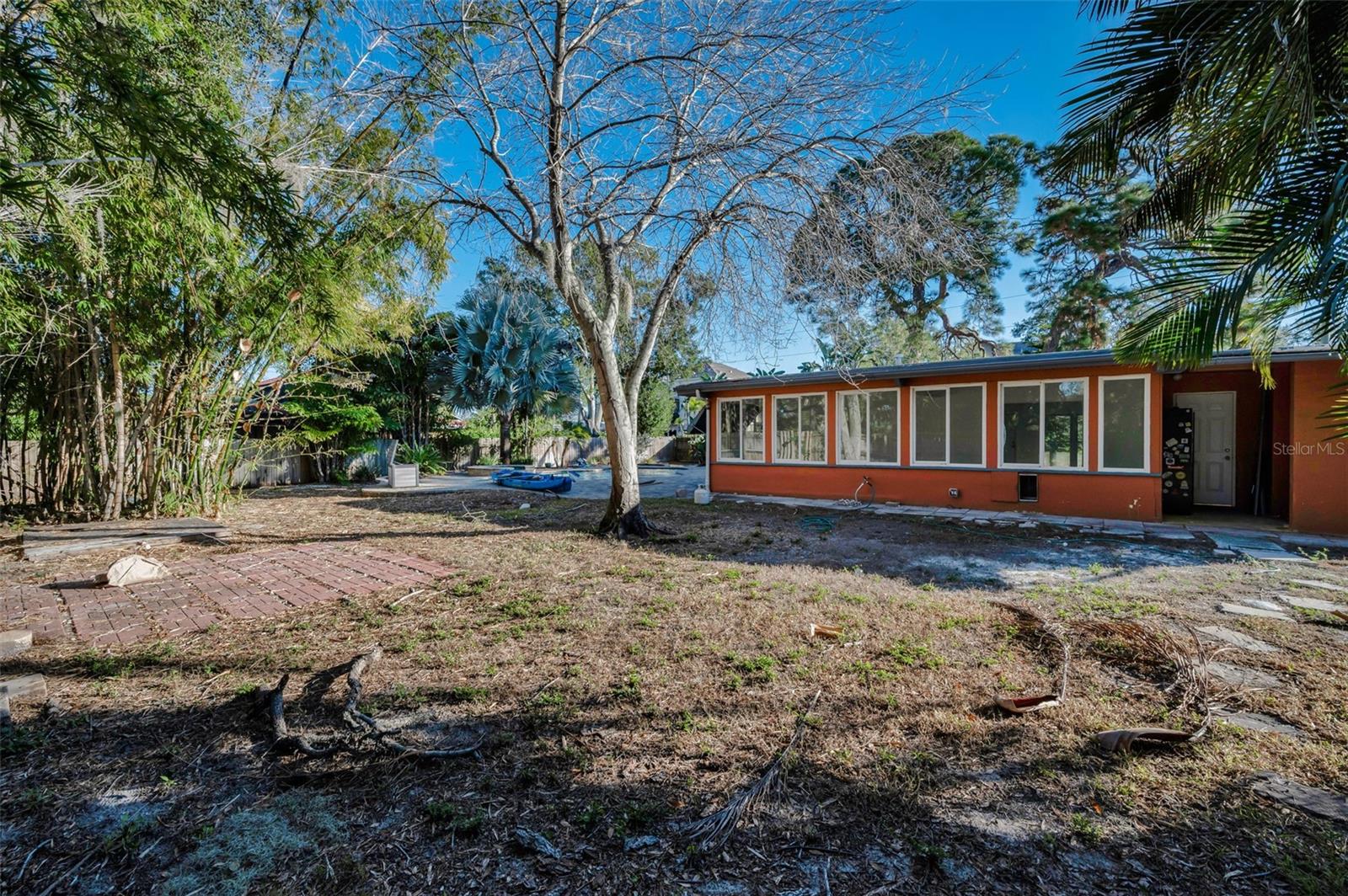 Listing photo id 18 for 406 Orchid Lane