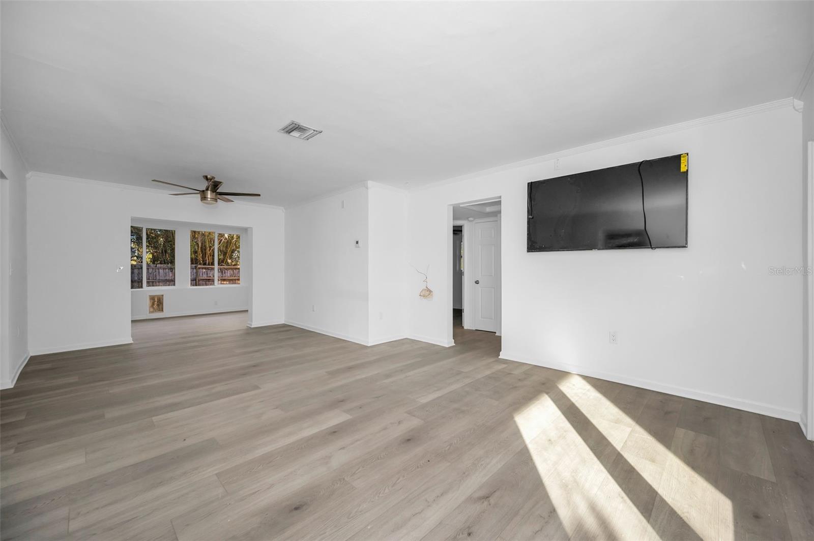 Listing photo id 3 for 406 Orchid Lane