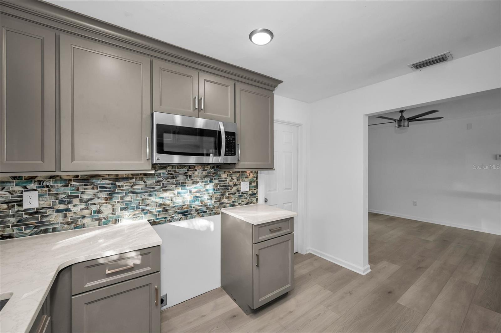 Listing photo id 7 for 406 Orchid Lane