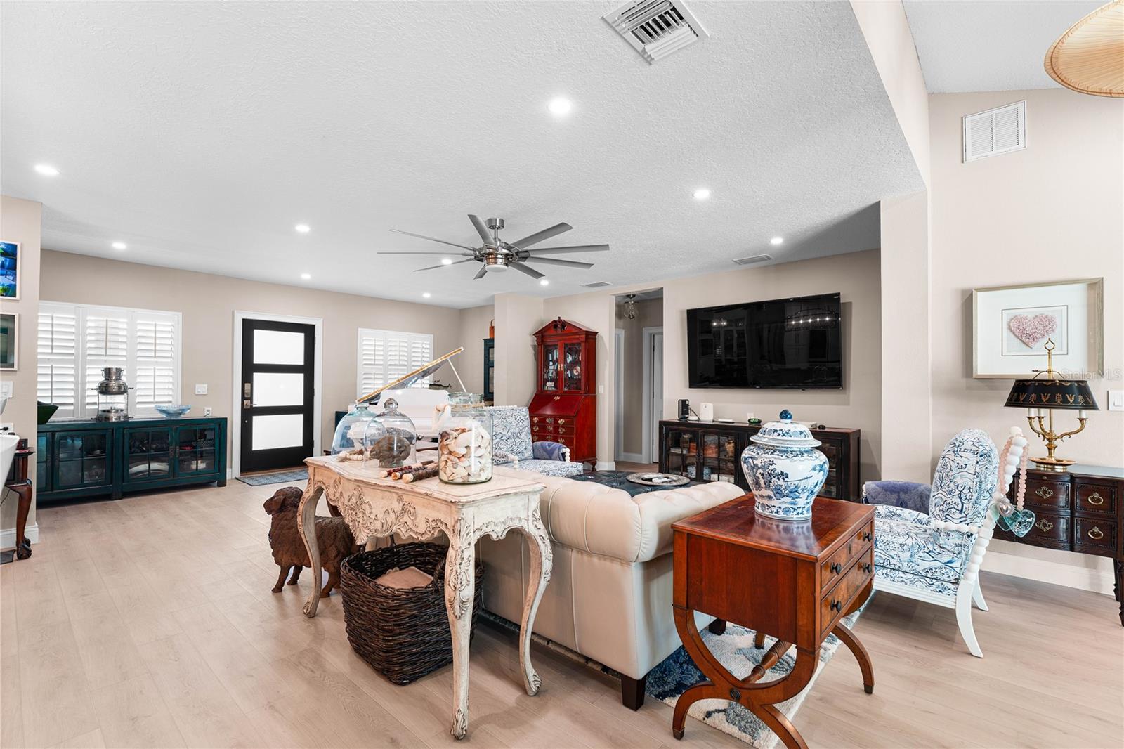 Image 16 of 65 For 848 Mandalay Avenue