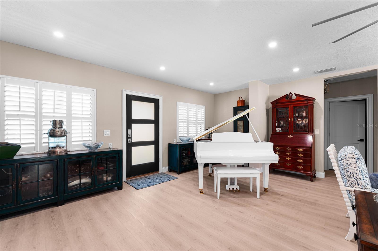 Image 19 of 65 For 848 Mandalay Avenue