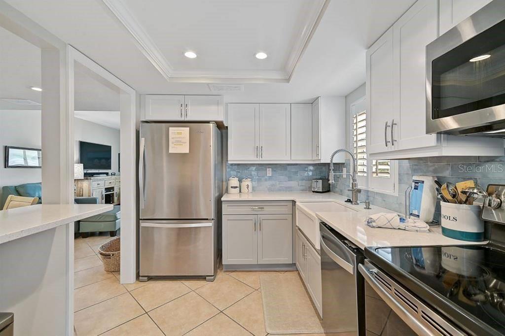 Image 4 of 8 For 6154 Midnight Pass Road 206