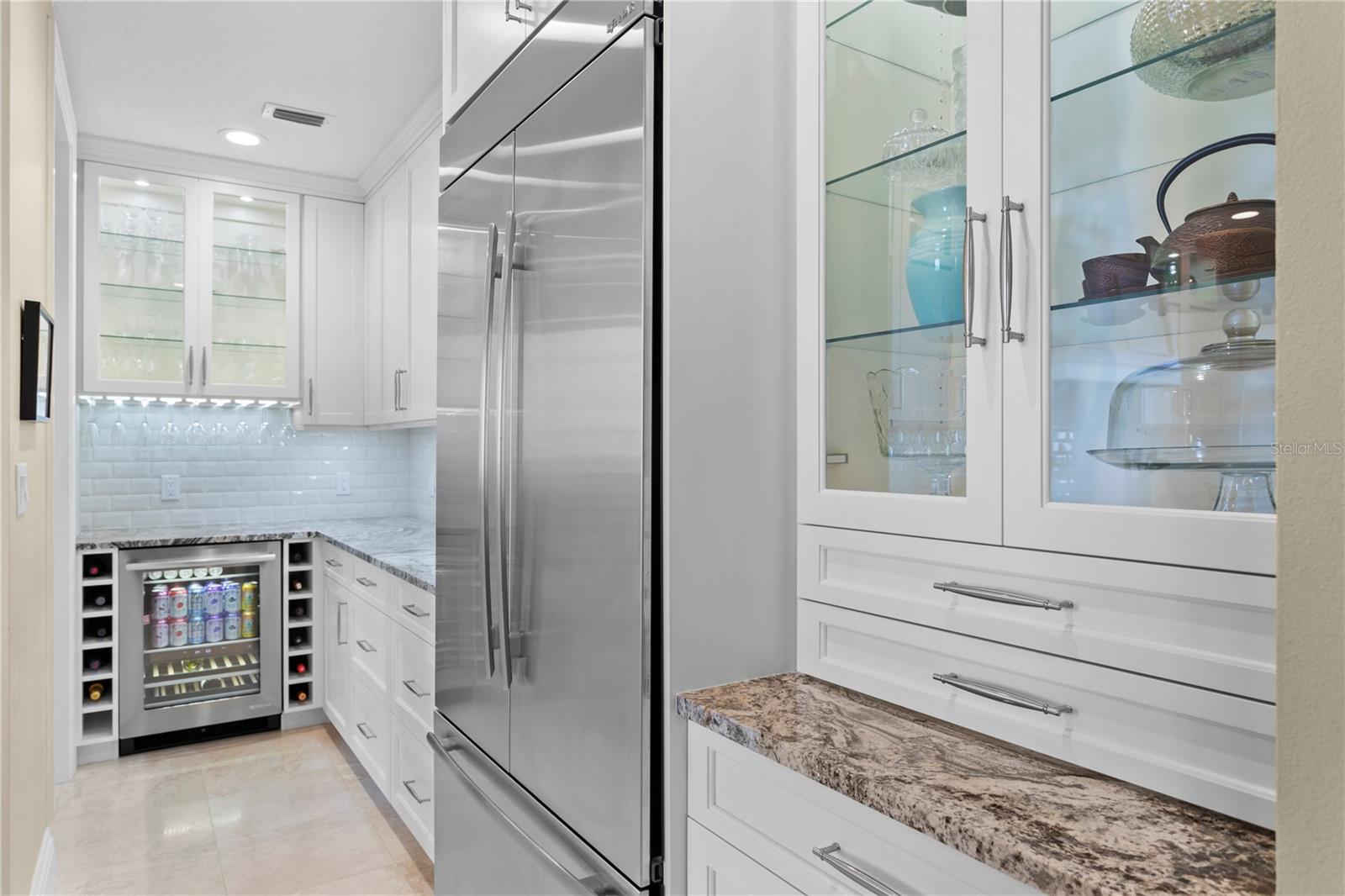 Image 17 of 54 For 521 Mandalay Avenue 1210