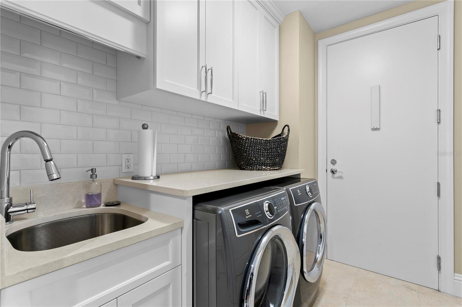 Image 27 of 54 For 521 Mandalay Avenue 1210