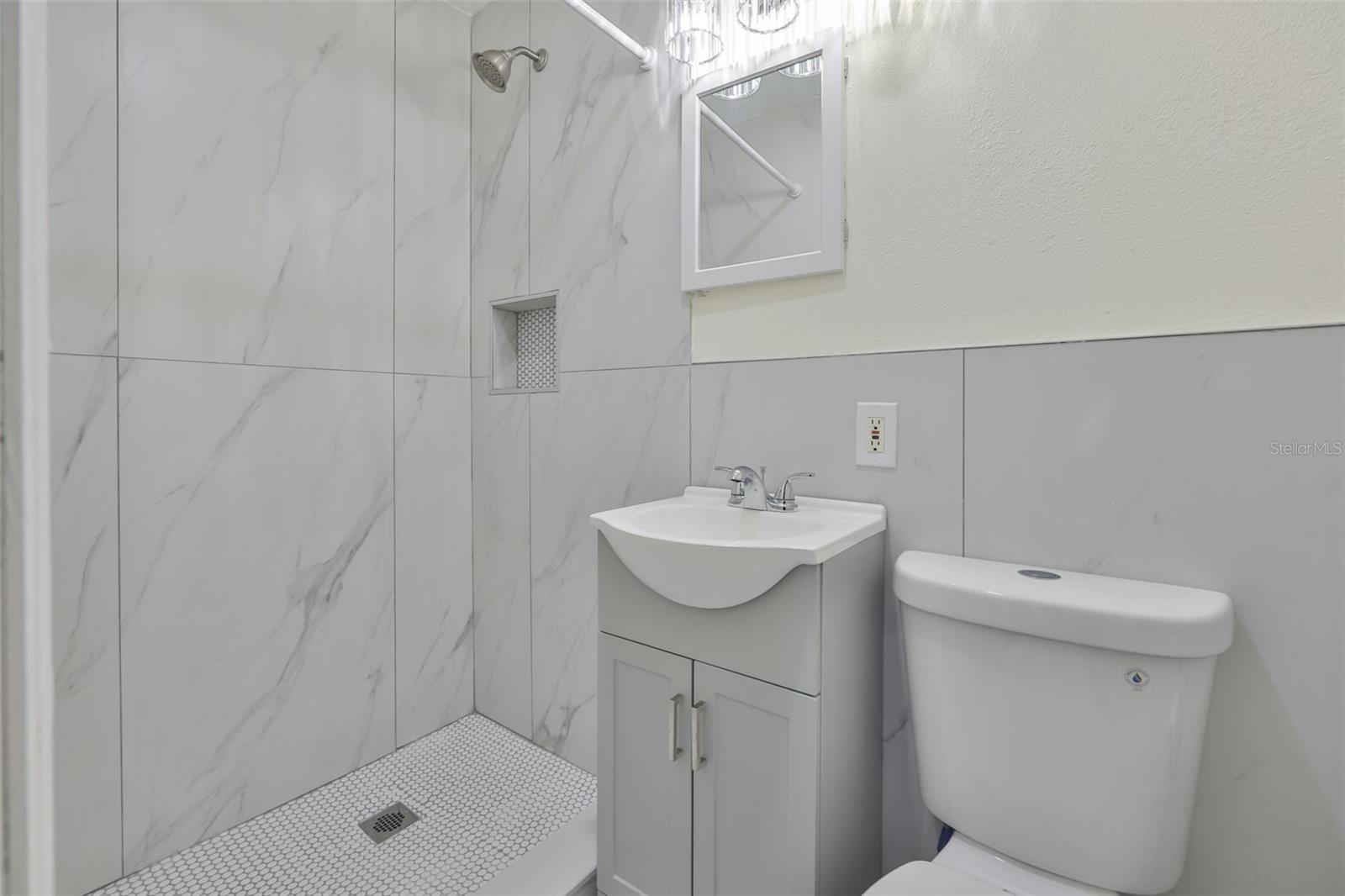 Image 18 of 39 For 72 Lake Shore Drive