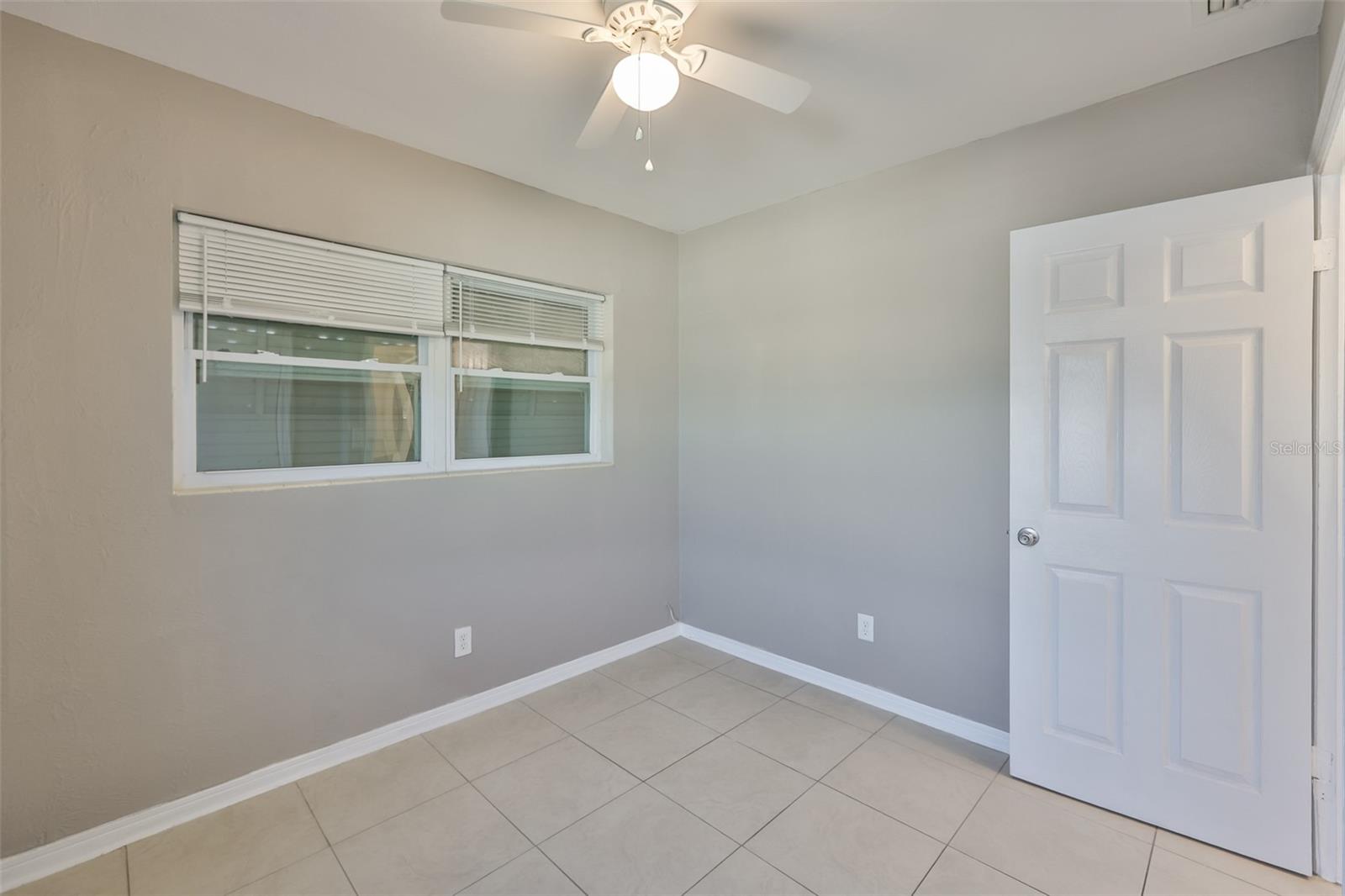 Image 21 of 39 For 72 Lake Shore Drive