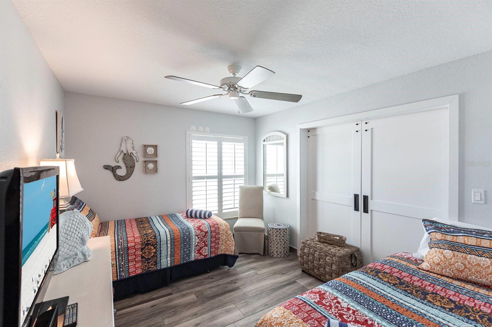 Image 8 of 26 For 6154 Midnight Pass Road 202