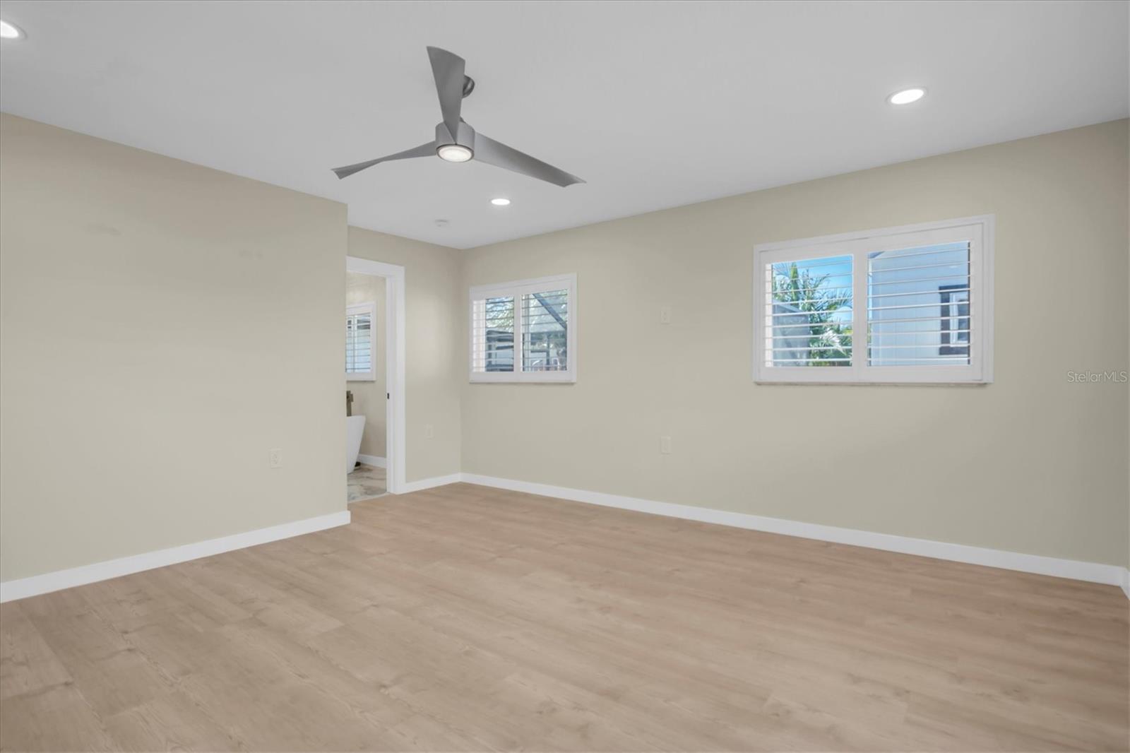 Image 23 of 47 For 6400 Mockingbird Way S