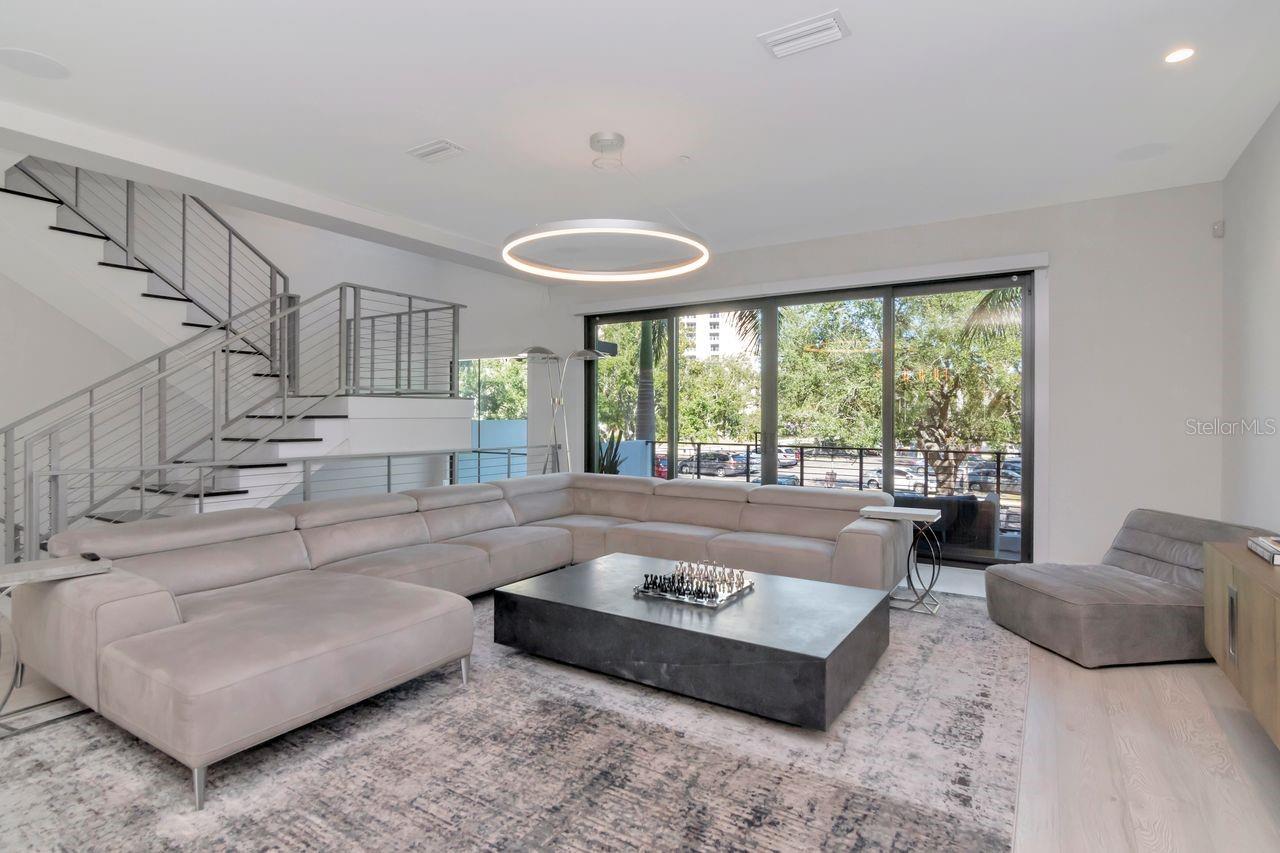 Listing photo id 8 for 2810 Barcelona Street