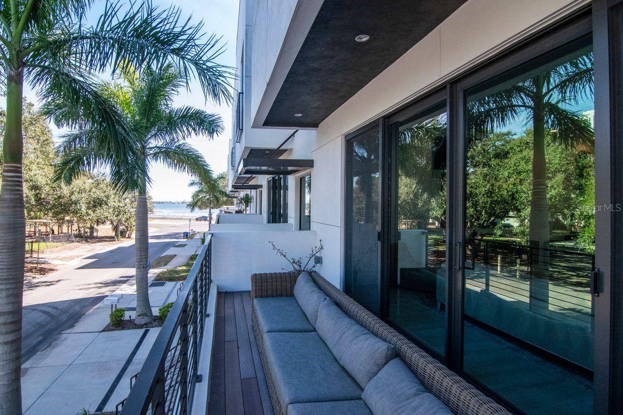 Listing photo id 9 for 2810 Barcelona Street