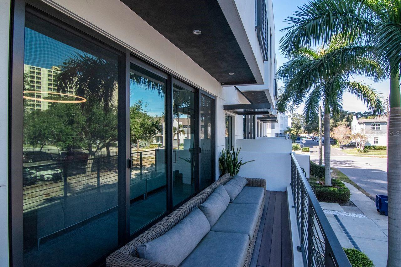 Listing photo id 10 for 2810 Barcelona Street