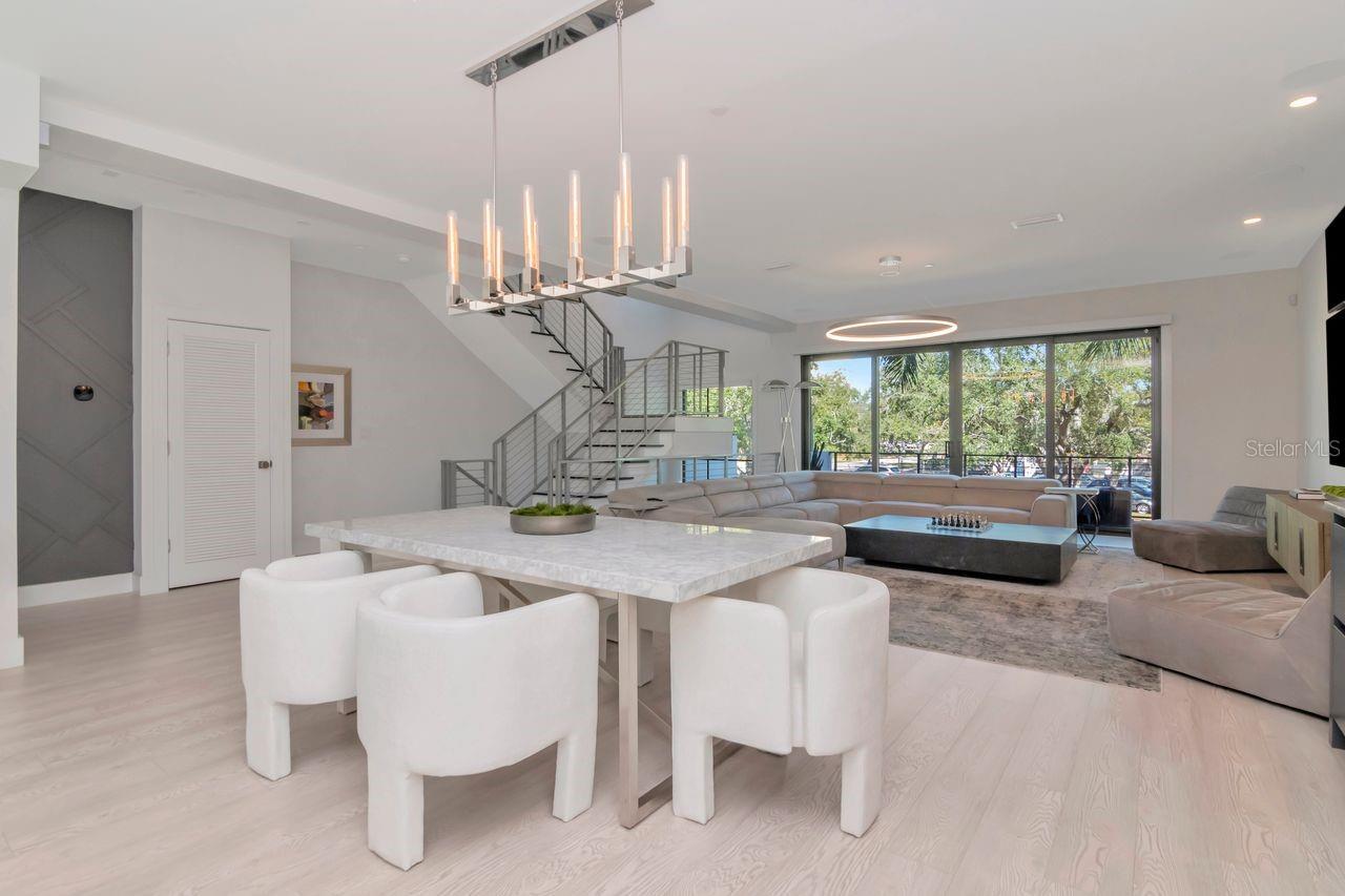 Listing photo id 11 for 2810 Barcelona Street