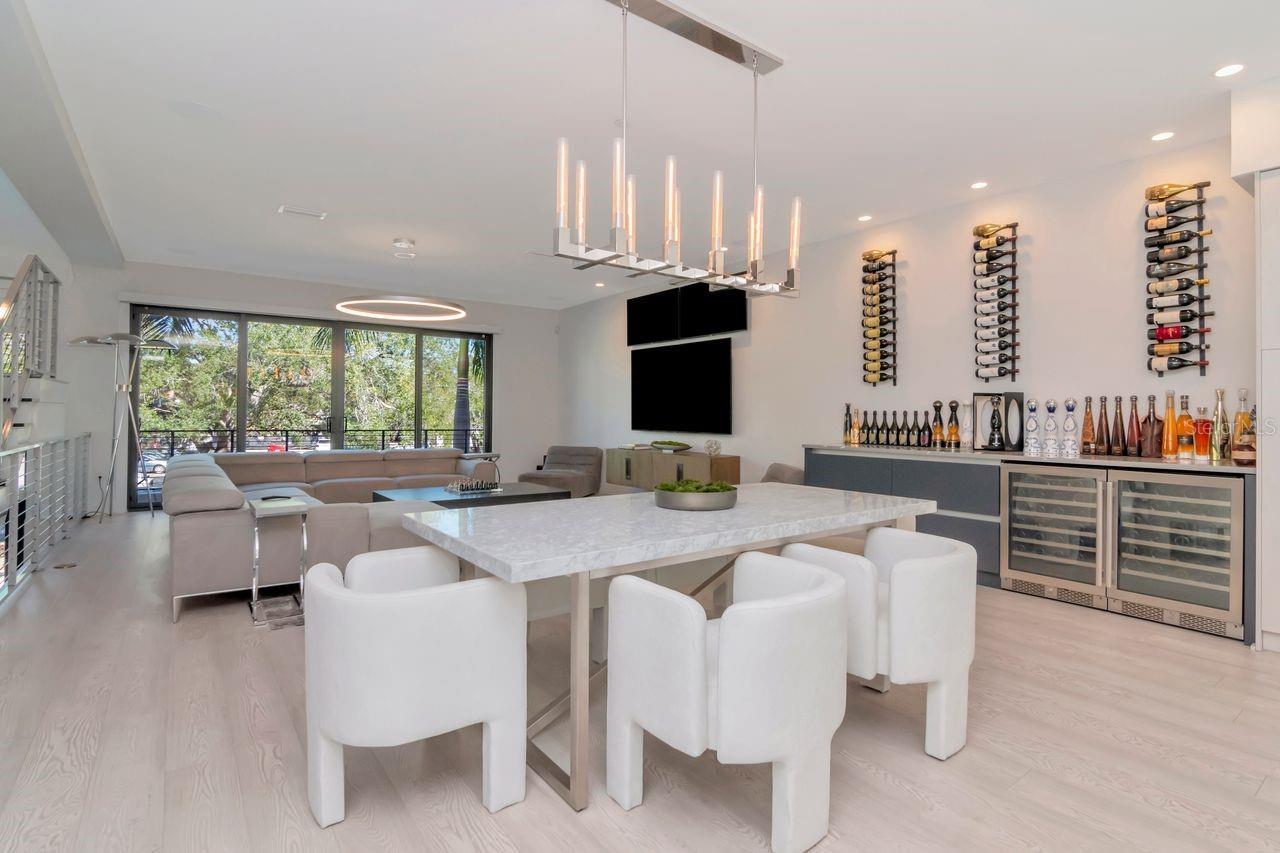 Listing photo id 12 for 2810 Barcelona Street