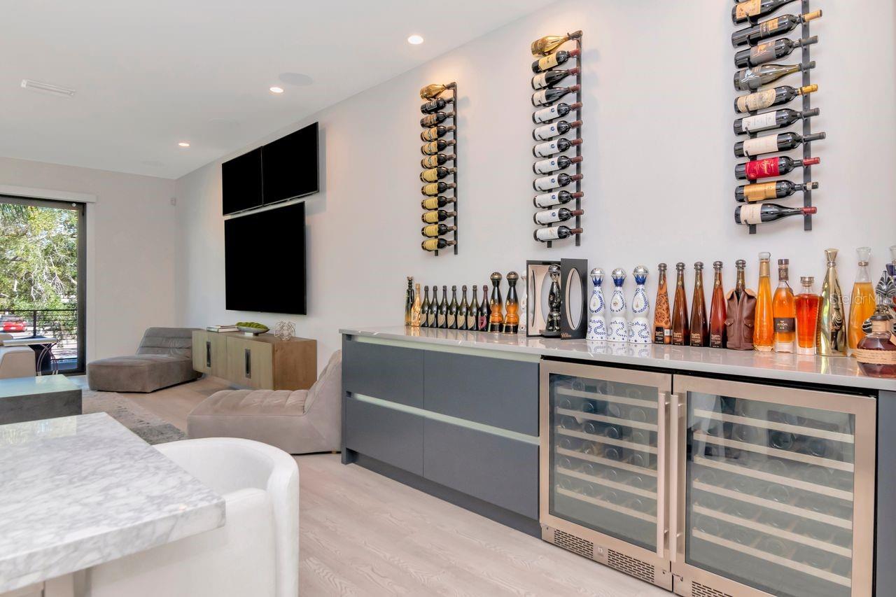 Listing photo id 13 for 2810 Barcelona Street