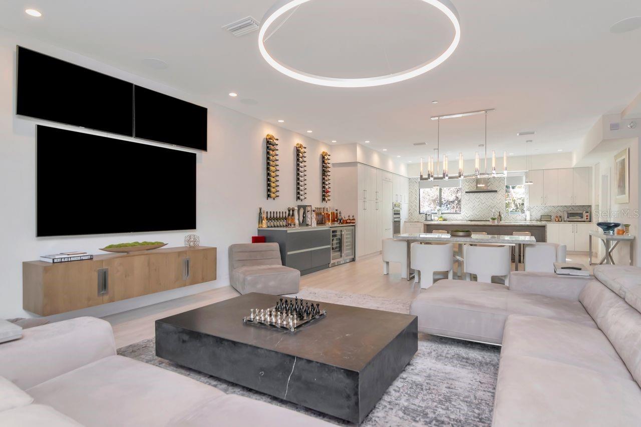 Listing photo id 15 for 2810 Barcelona Street