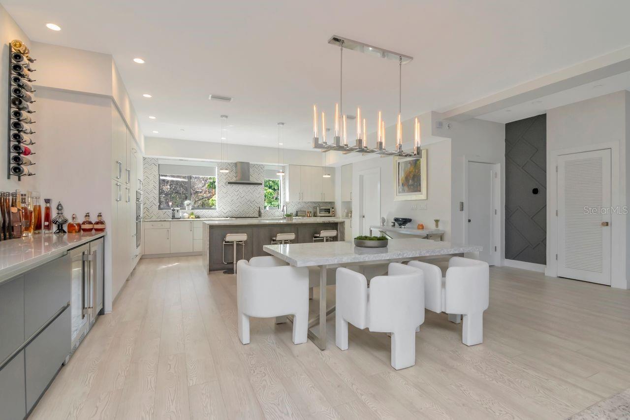 Listing photo id 16 for 2810 Barcelona Street