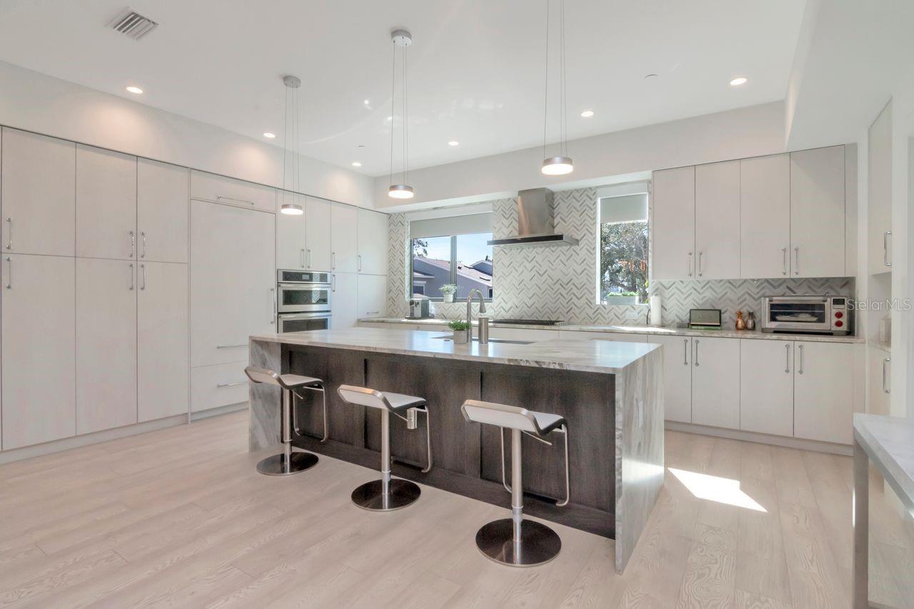 Listing photo id 18 for 2810 Barcelona Street