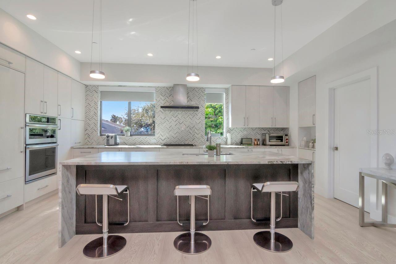 Listing photo id 19 for 2810 Barcelona Street