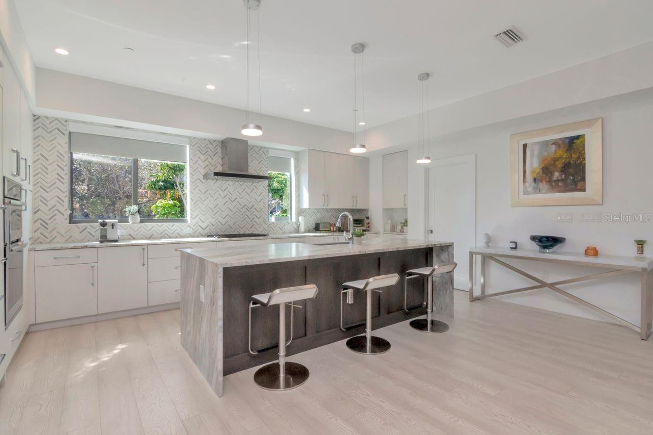 Listing photo id 20 for 2810 Barcelona Street