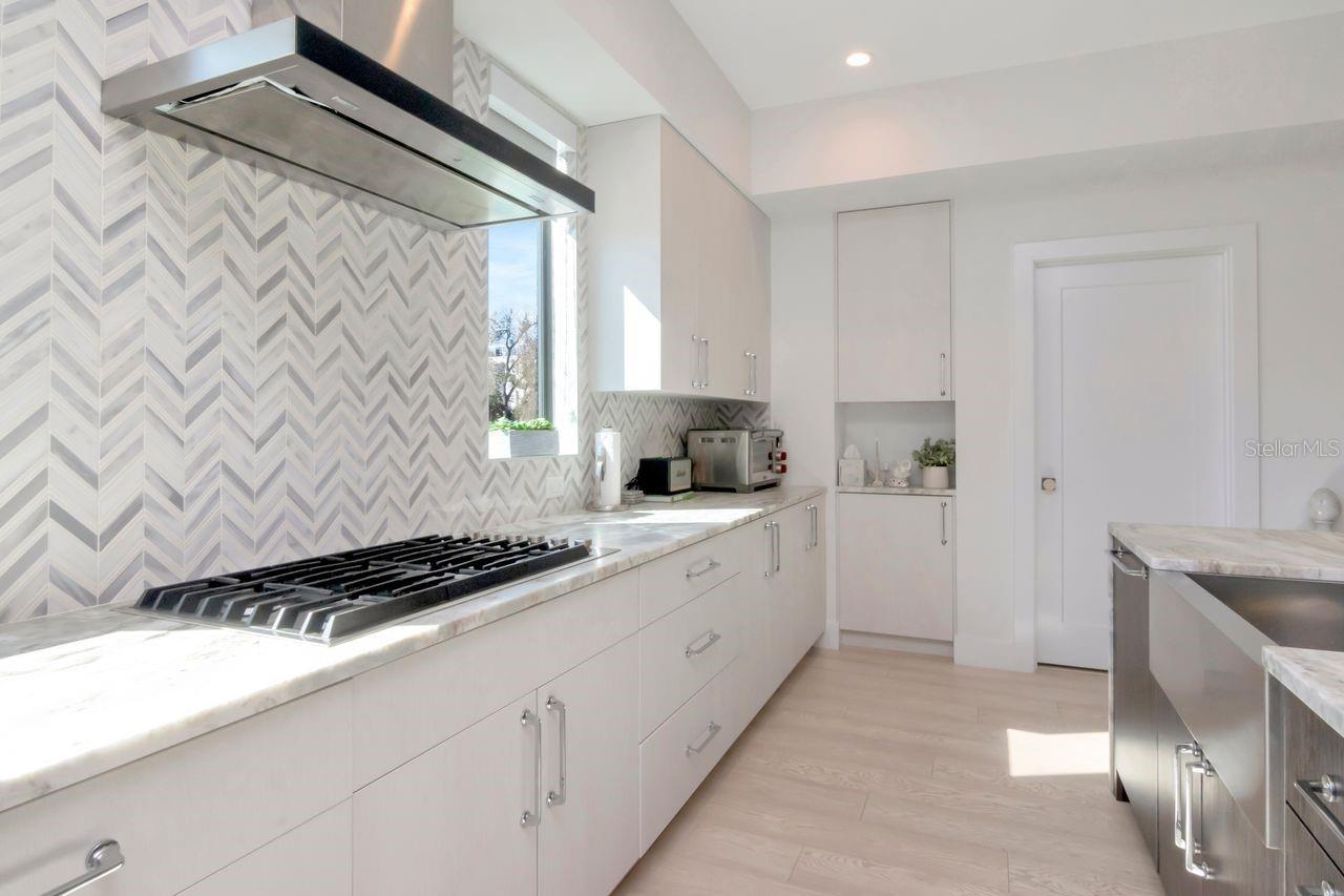 Listing photo id 21 for 2810 Barcelona Street