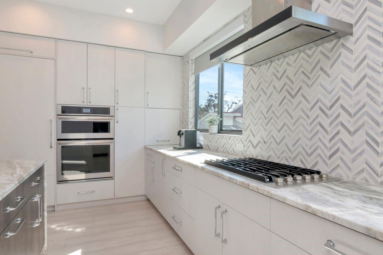 Listing photo id 22 for 2810 Barcelona Street