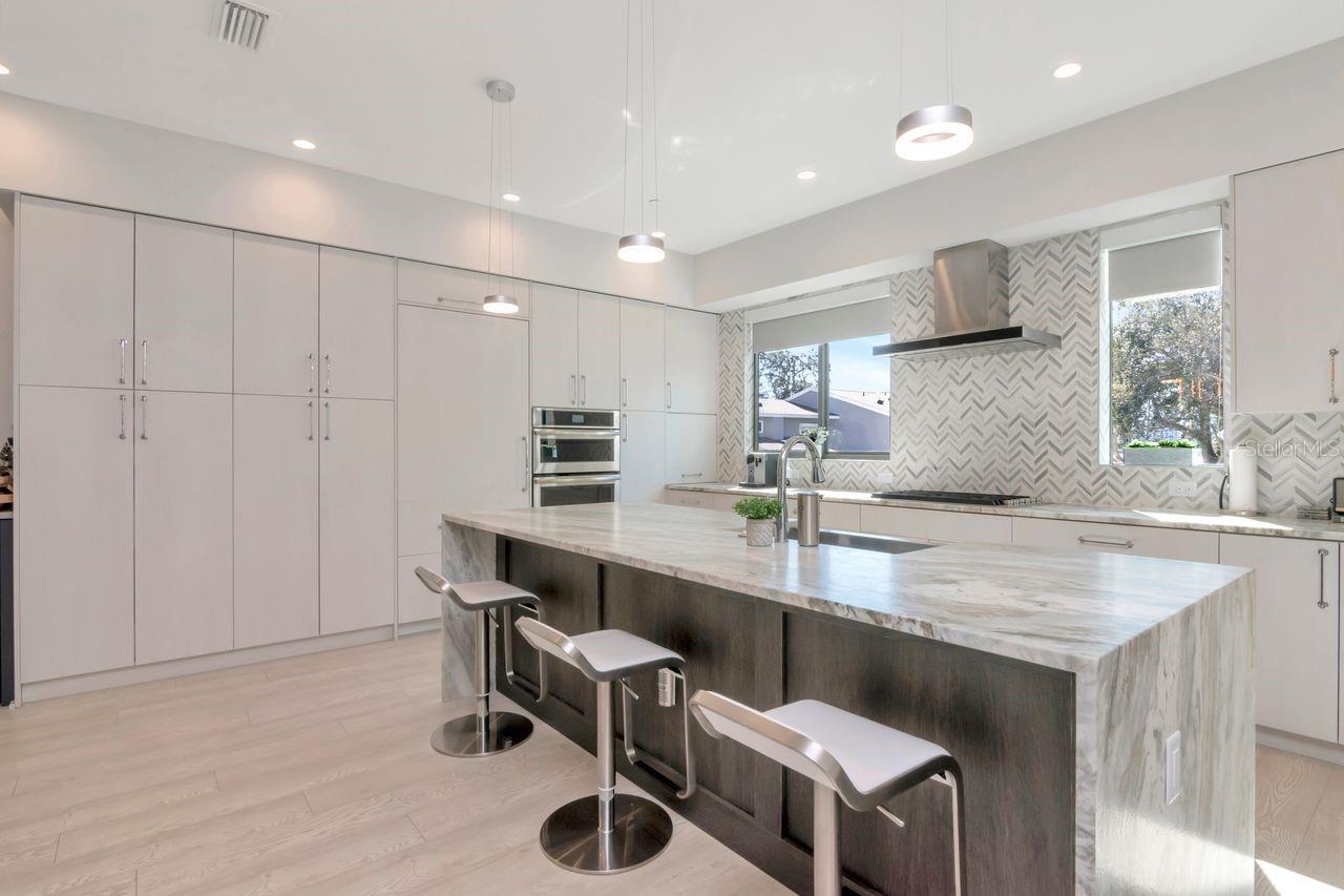 Listing photo id 23 for 2810 Barcelona Street