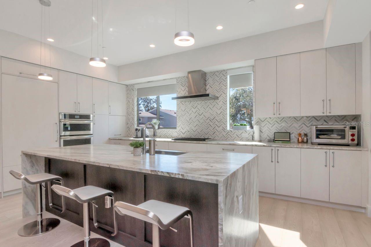 Listing photo id 24 for 2810 Barcelona Street