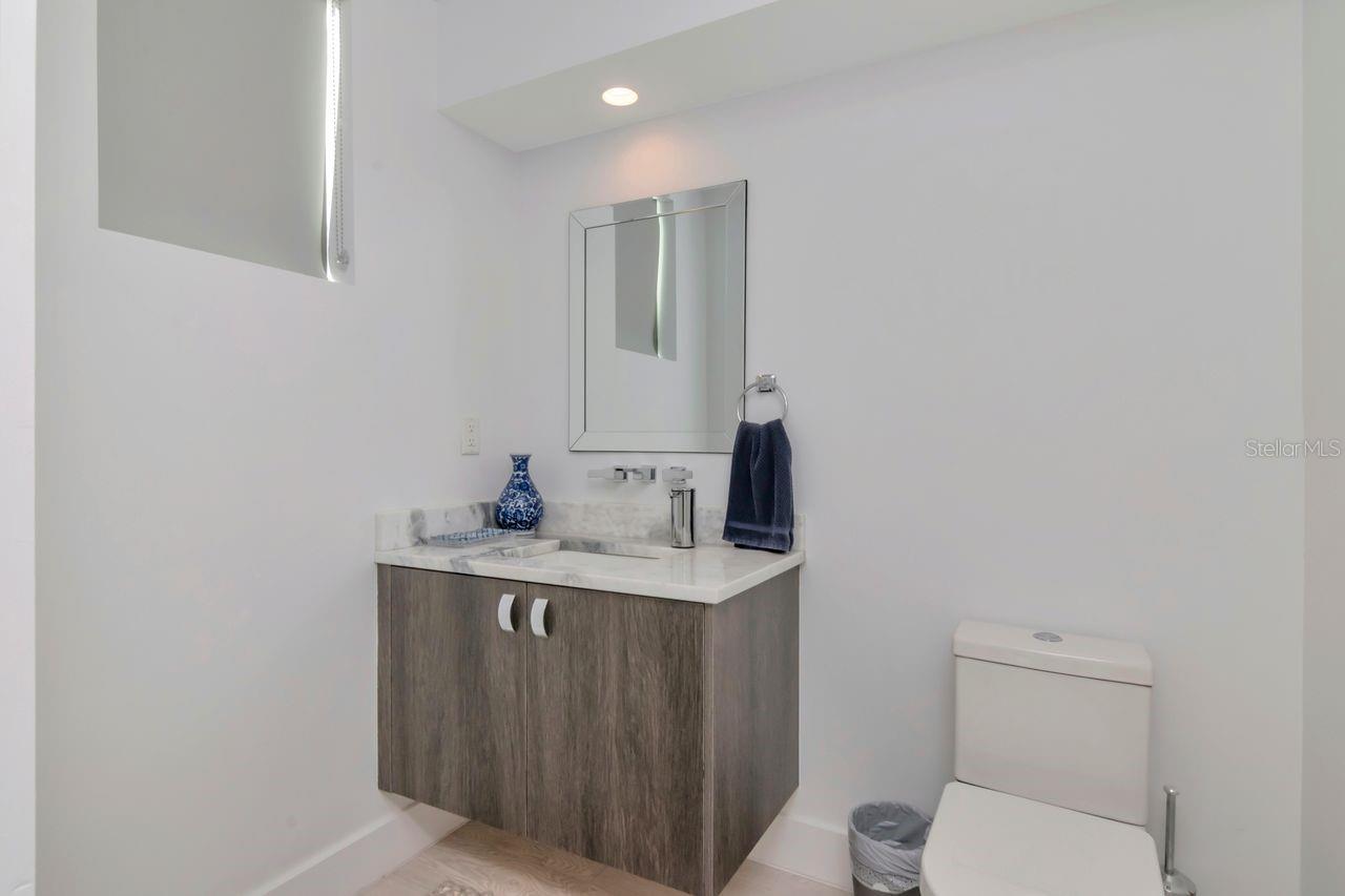 Listing photo id 25 for 2810 Barcelona Street