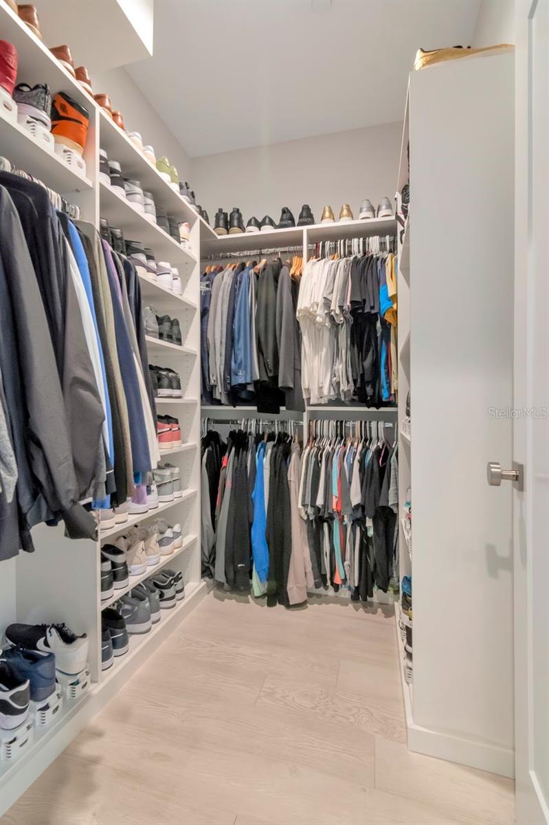 Listing photo id 30 for 2810 Barcelona Street