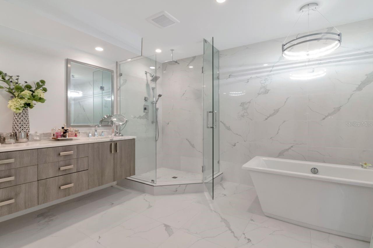 Listing photo id 32 for 2810 Barcelona Street