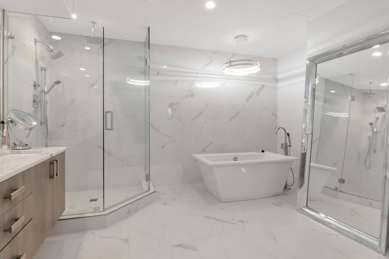 Listing photo id 34 for 2810 Barcelona Street