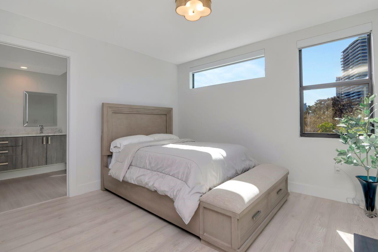 Listing photo id 35 for 2810 Barcelona Street