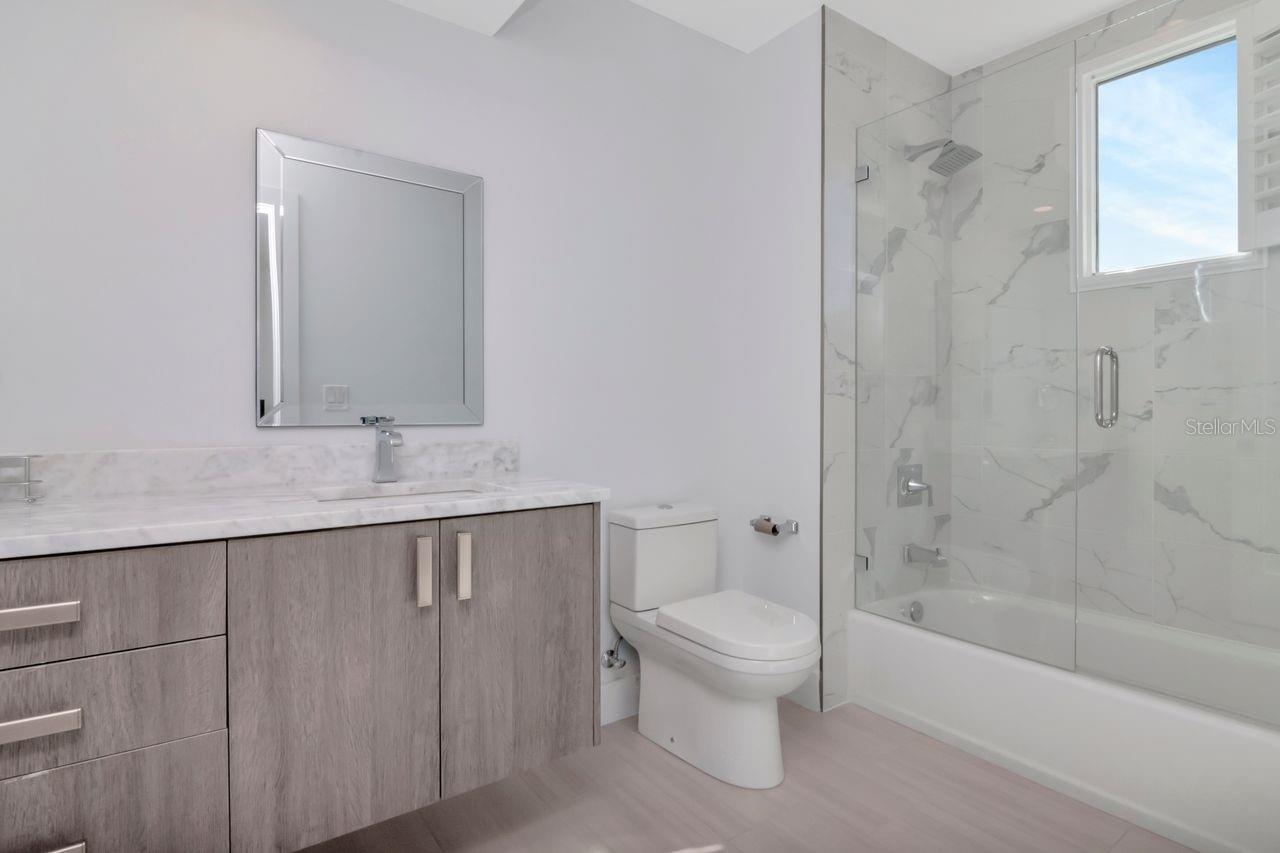 Listing photo id 36 for 2810 Barcelona Street