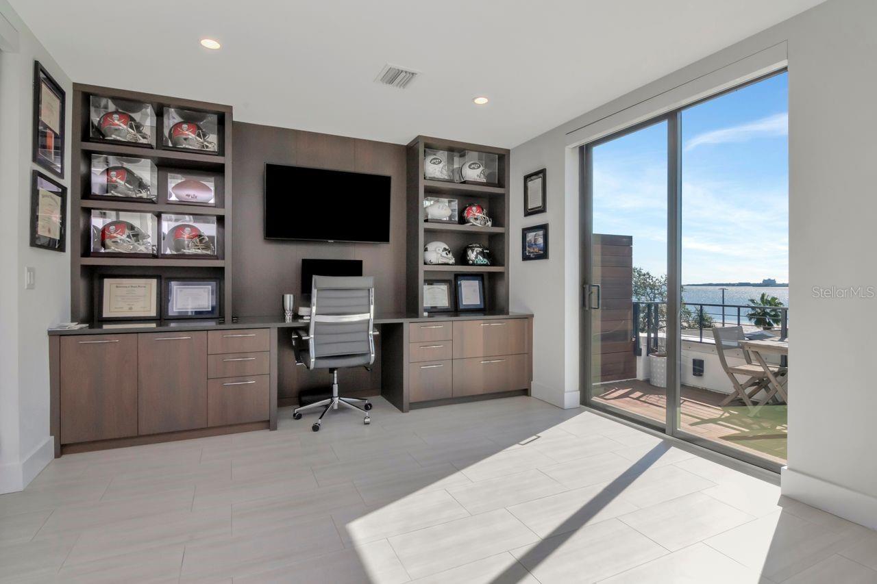 Listing photo id 38 for 2810 Barcelona Street