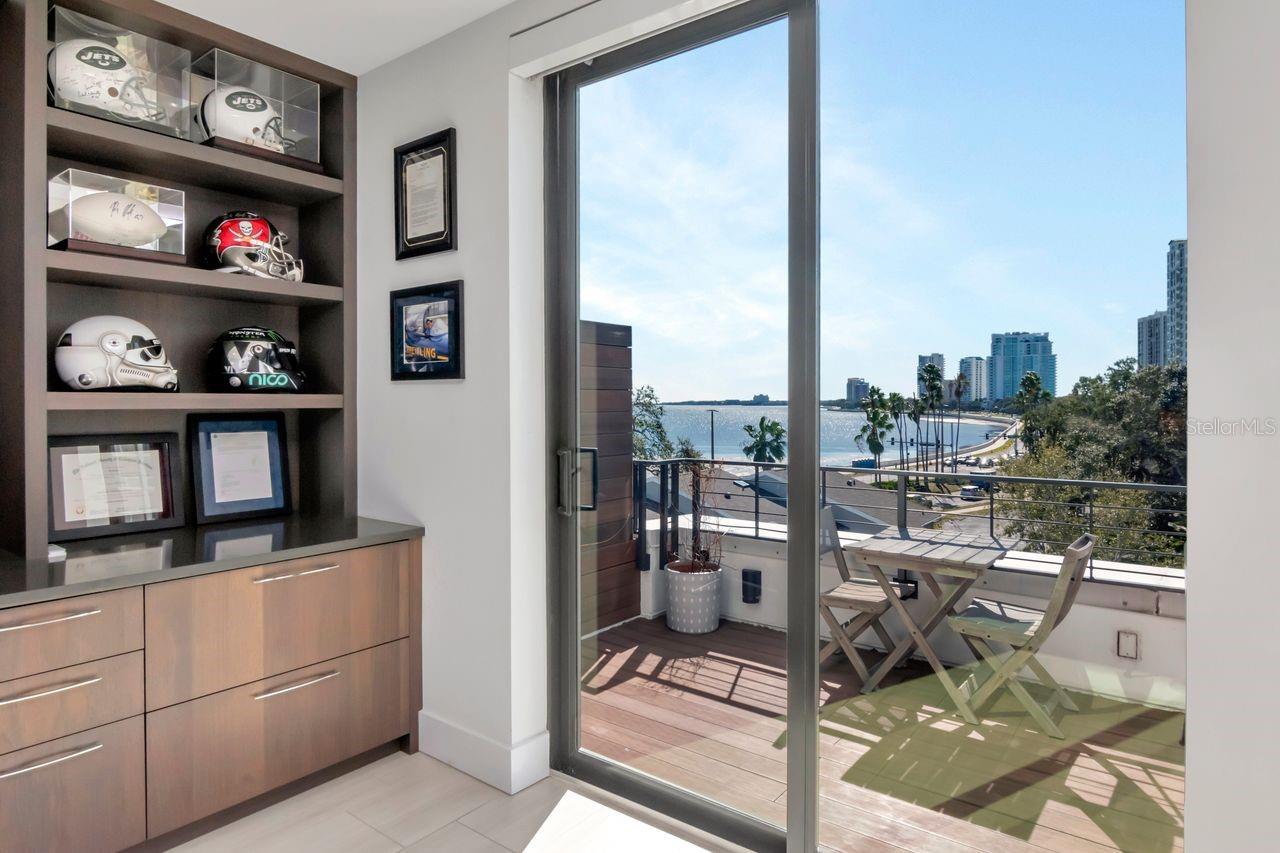 Listing photo id 39 for 2810 Barcelona Street