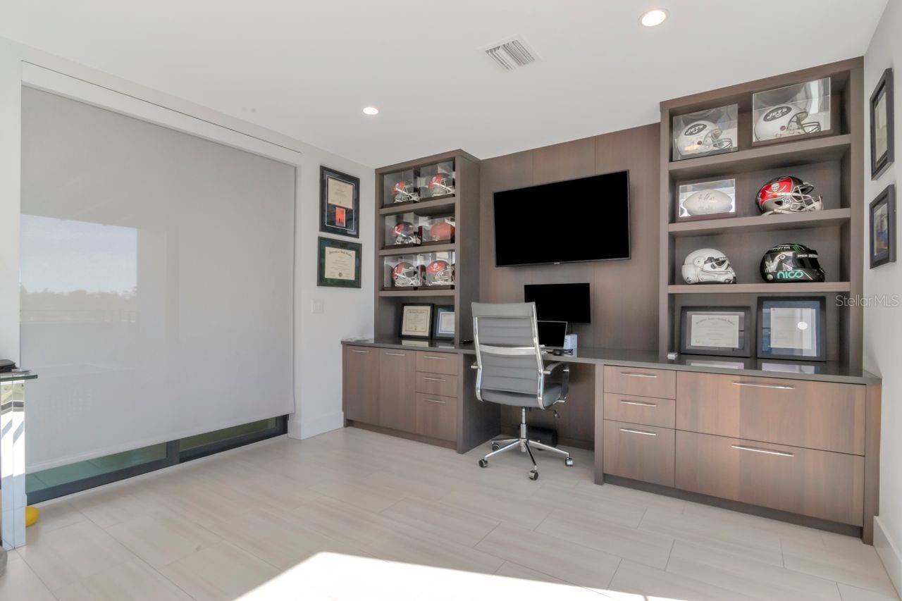 Listing photo id 40 for 2810 Barcelona Street