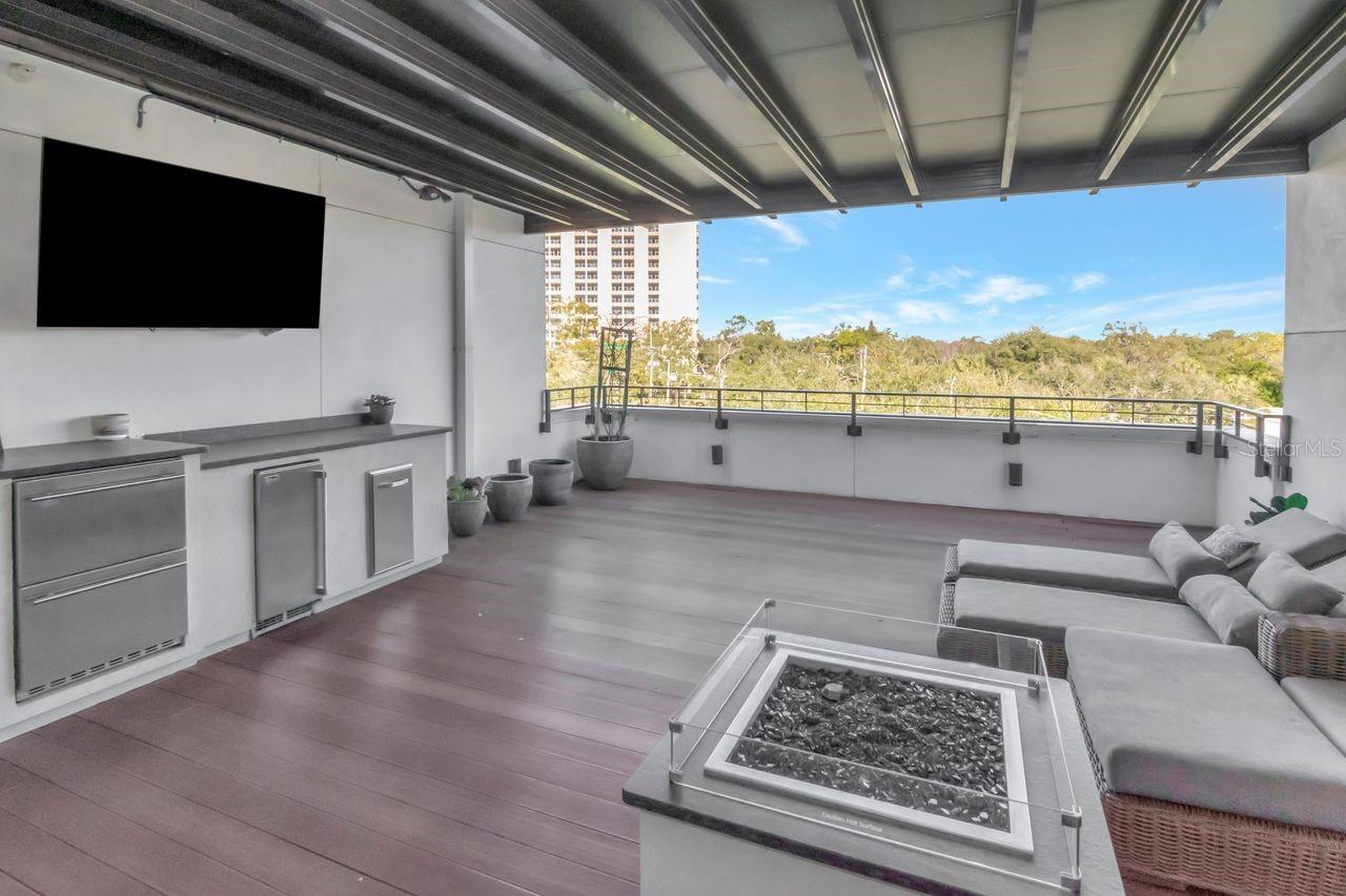 Listing photo id 45 for 2810 Barcelona Street