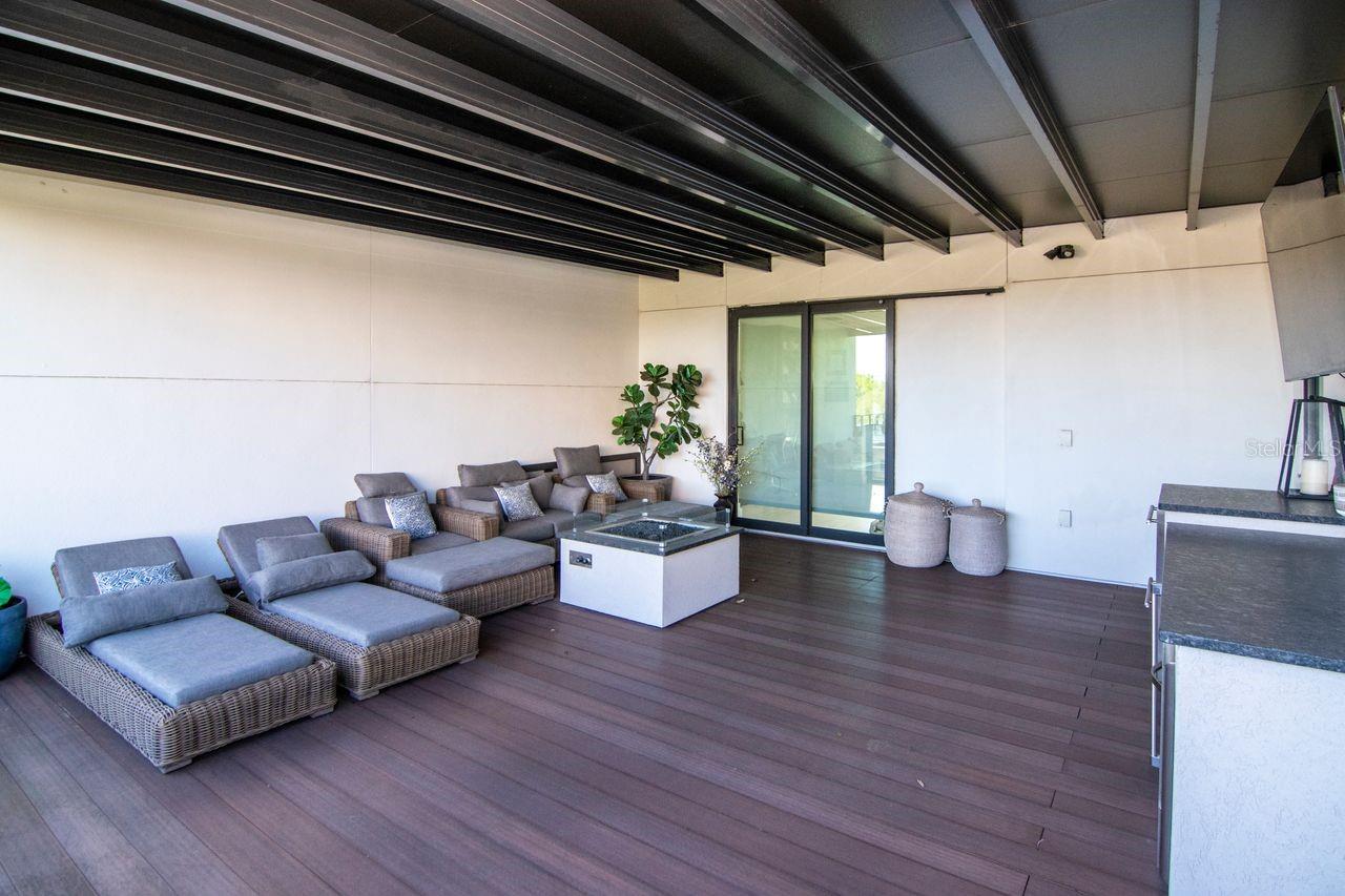 Listing photo id 46 for 2810 Barcelona Street