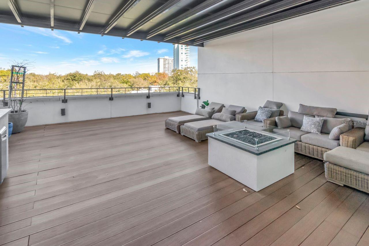 Listing photo id 47 for 2810 Barcelona Street