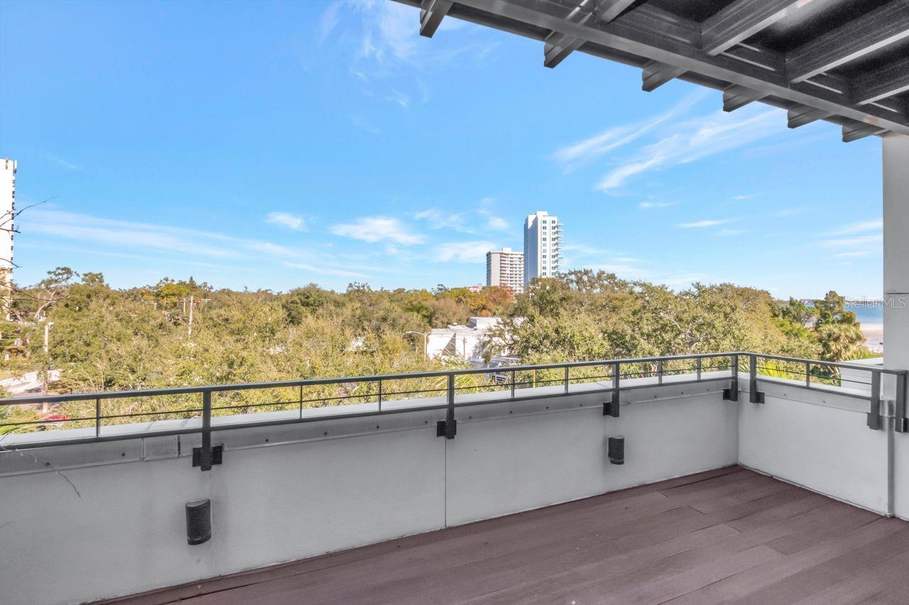 Listing photo id 48 for 2810 Barcelona Street