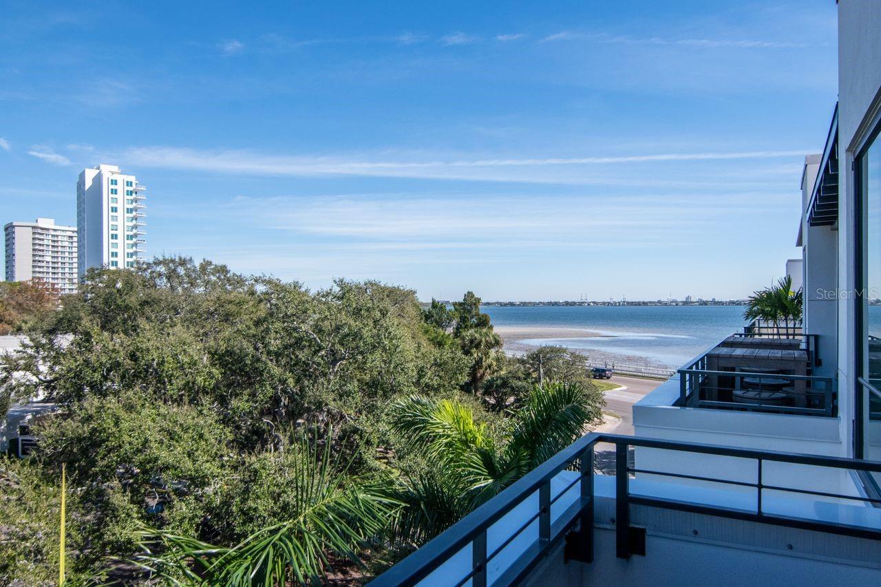 Listing photo id 49 for 2810 Barcelona Street