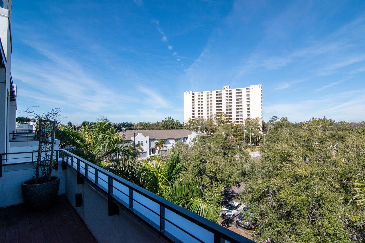 Listing photo id 50 for 2810 Barcelona Street