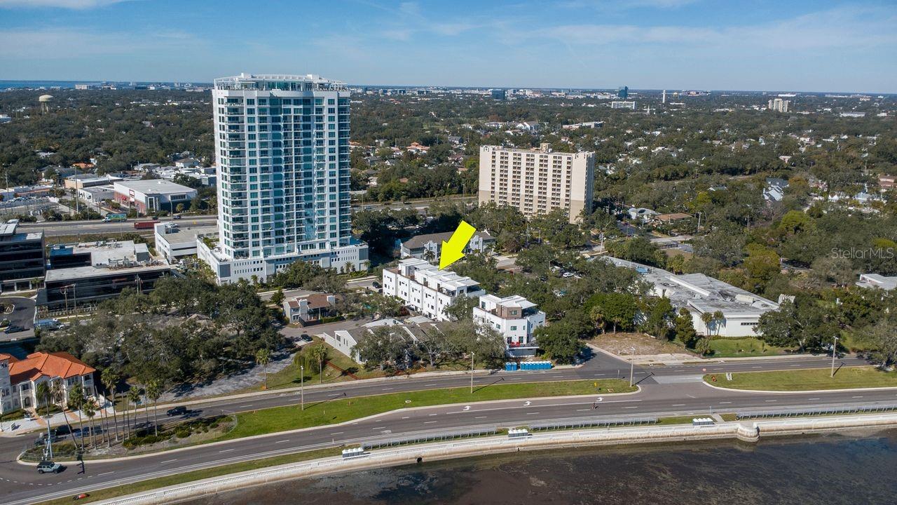 Listing photo id 58 for 2810 Barcelona Street