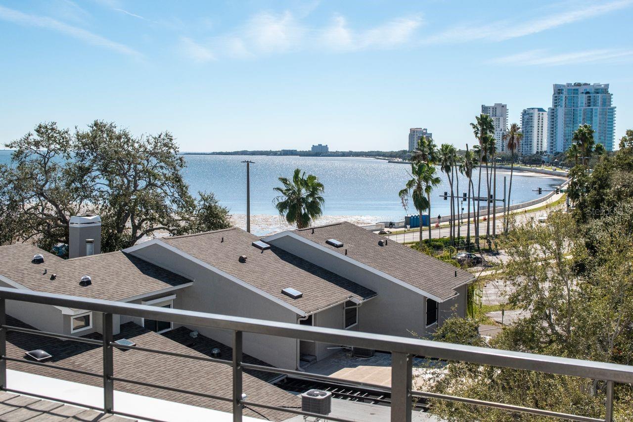 Listing photo id 65 for 2810 Barcelona Street